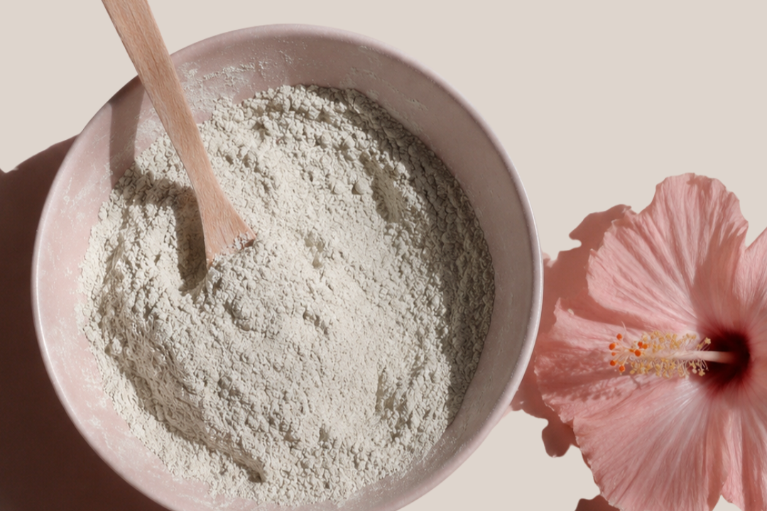 Bol avec poudre d'argile et fleur d'hibiscus rose 
