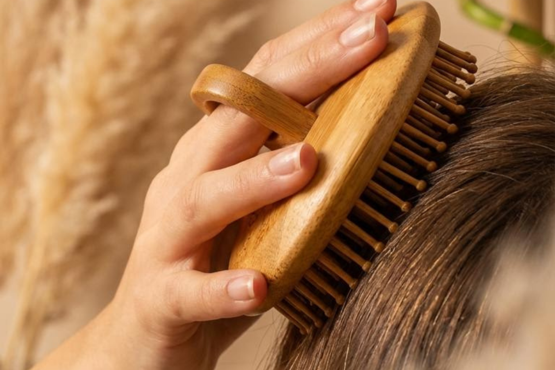 Massage du cuir chevelu à la brosse massante en bambou AIA Curls